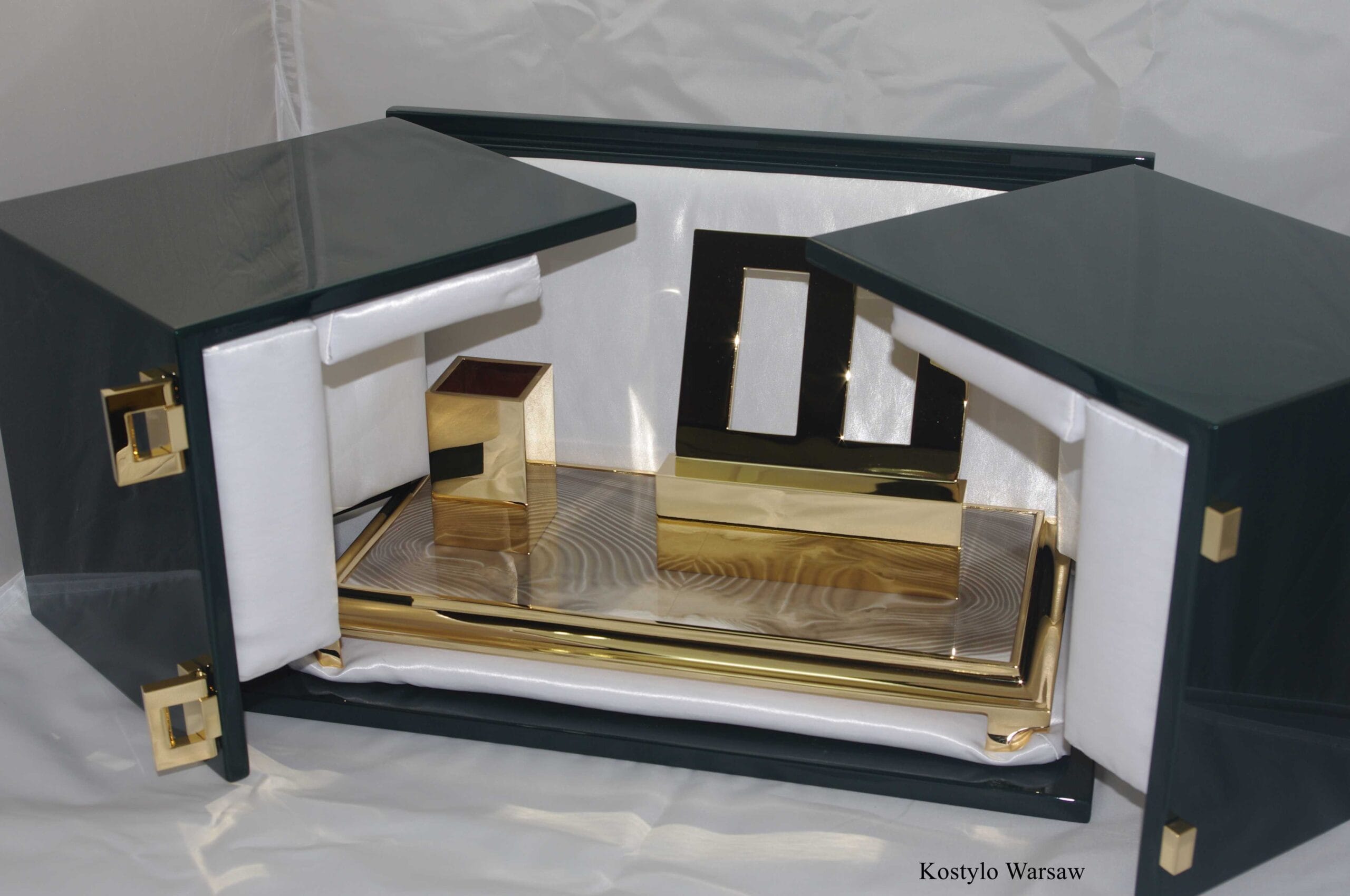 A beautiful classic gold-plated inkwell for pens and smartphone with a base made of high-quality striped flint, presented in a handcrafted dark green box lined with satin by Kostylo atelier