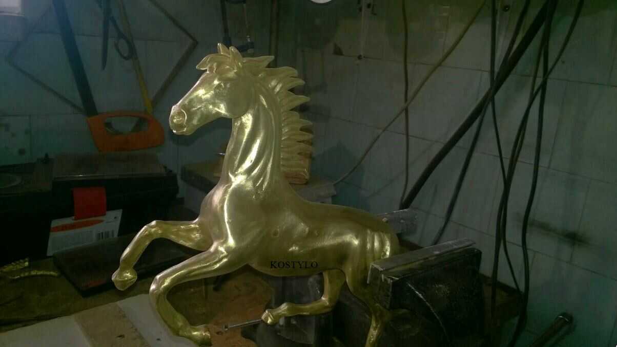 how_we_create_luxury_ferrari_horse_sculpture_hand_grinding_and_smoothing_brass_horse_with_sandpapers_at_the_kostylo_atelier the brass-cast horse figure is then hand-ground and smoothed with sandpapers to perfect smoothness at the Kostylo atelier