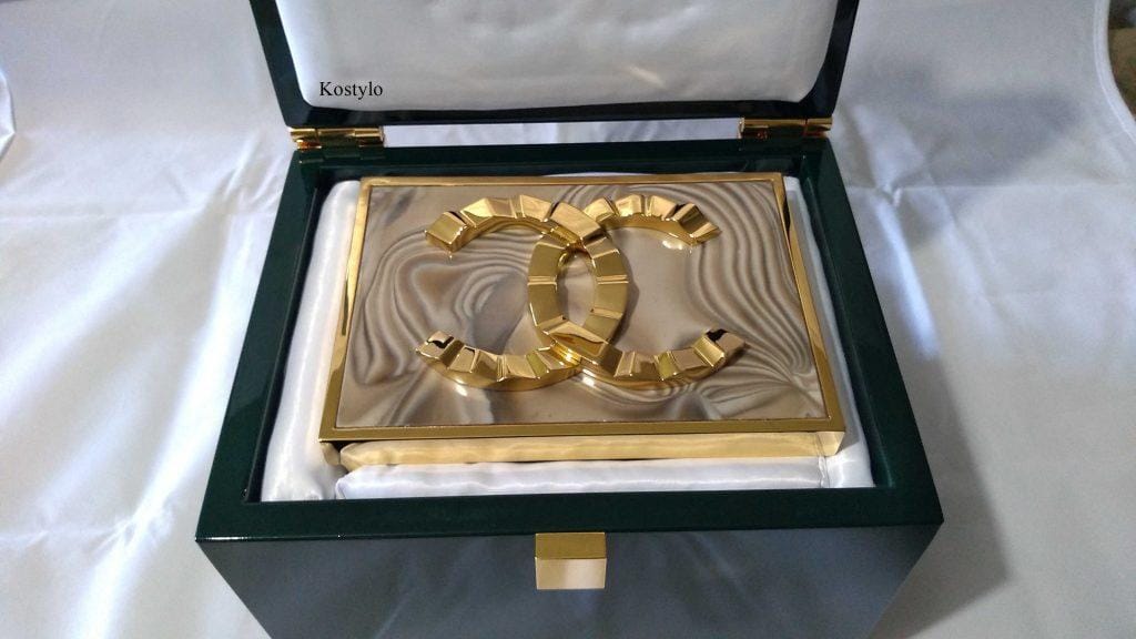 luxury_gold_plated_dress_belt_coco_chanel_fashion_by _kstylo_atelier luxurious gold-plated buckle for an elegant dress with gold Chanel logo in green dark box in soft satin handmade by Kostylo atelier
