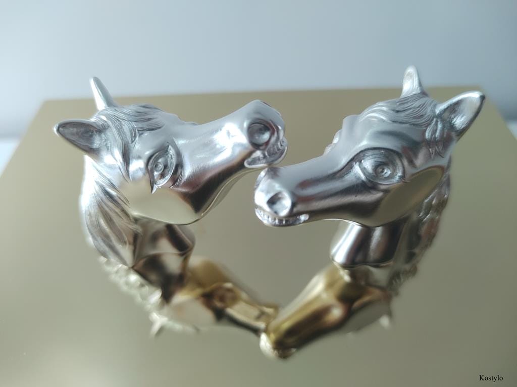 Hand-Silvered Arabian Horse Head Figurines for a Modern Gilded Box by Kostylo Atelier Close-up of beautiful silver-plated horse head figurines as handles for luxurious modern-designed jewelry box by Kostylo atelier