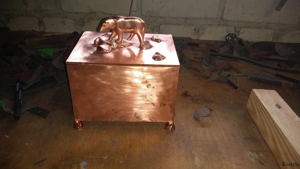 Preparing a Copper Casket for Gilding to Create a Modern Luxury Box – Kostylo Warsaw atelier How we create an ornamental box with polar bear figurine fully copper-coated for uniform gilding at Kostylo atelier.