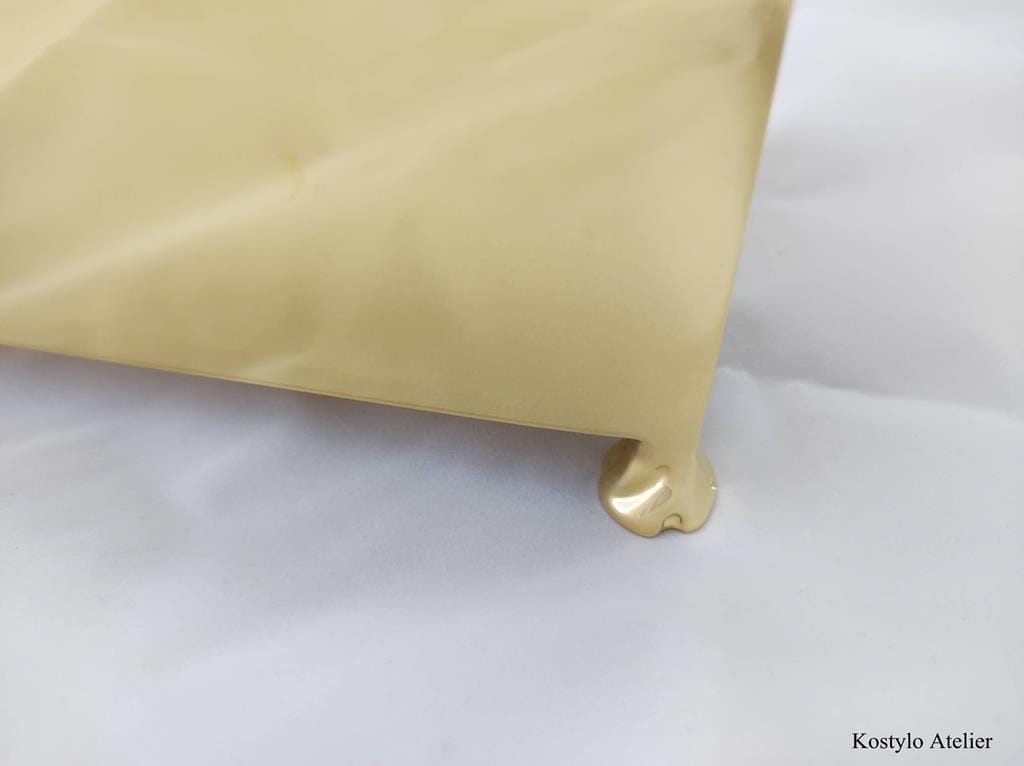 Side view of a box gilded with 23‑karat Italian gold, featuring a finely crafted ice‑crystal‑shaped foot.