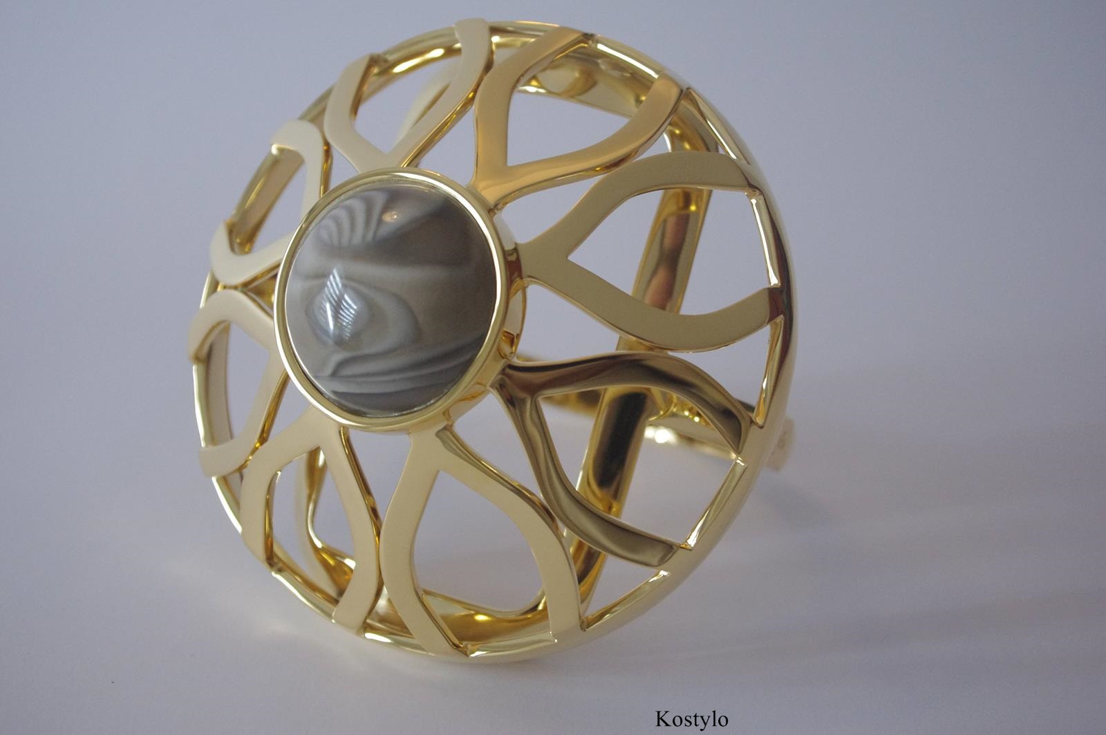 Collection 7 Monumental craftsmanship in metal and stone