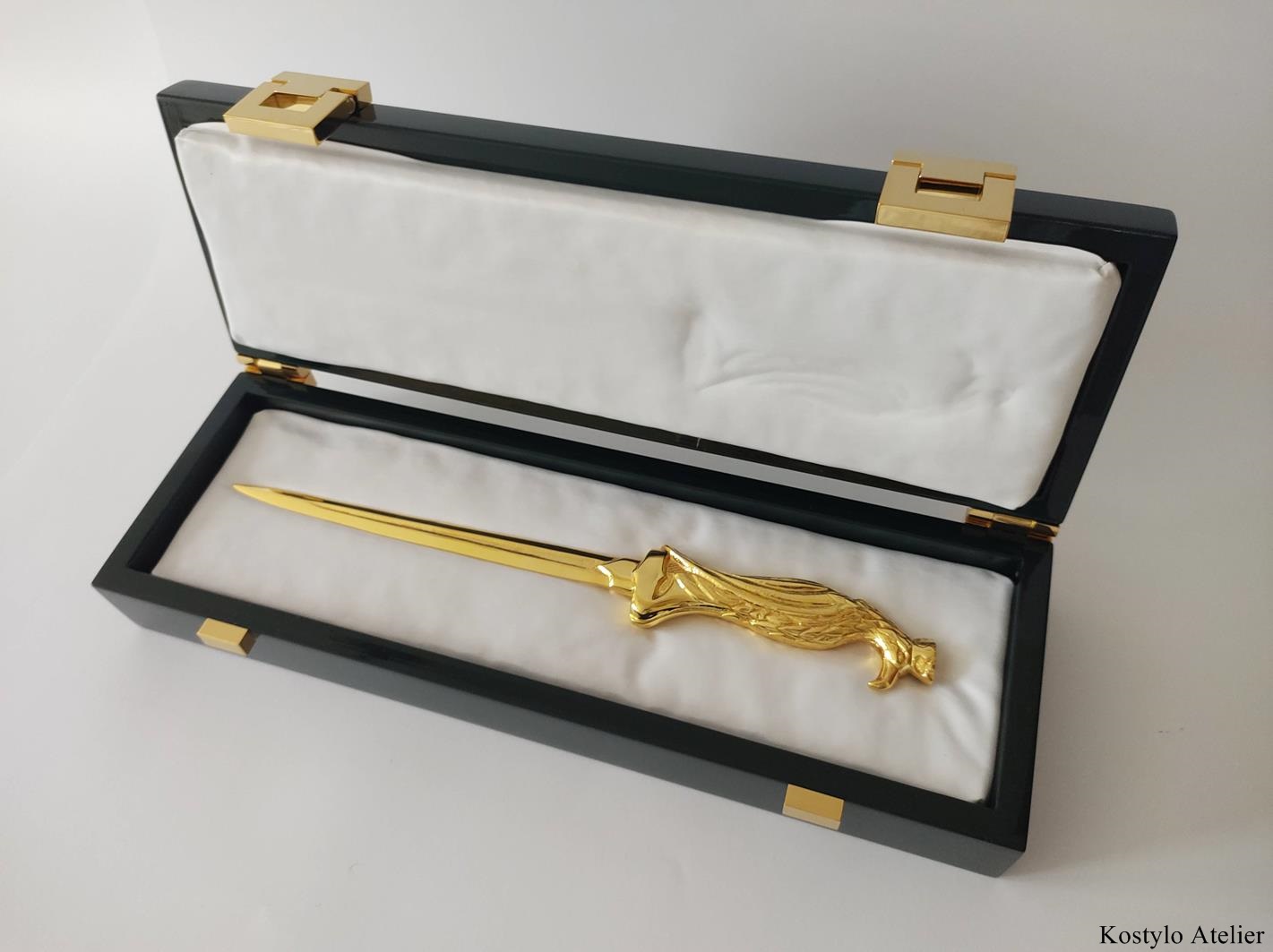 Collection 12 Monumental craftsmanship in metal and stone